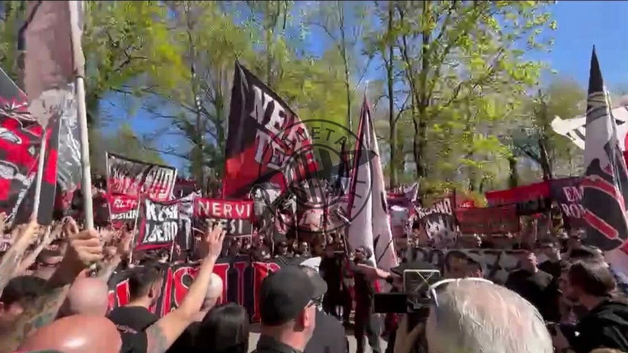 Curva Sud a Milanello: cori di incitamento per...