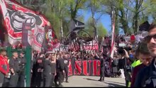 Curva Sud a Milanello: cori dei tifosi del Milan contro i sostenitori dell'Inter