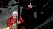 Il Papa porta la croce per le 14 stazioni della Via Crucis: è il secondo caso nell'era moderna