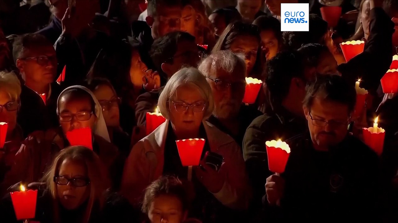 Das gab es seit Jahrzehnten nicht: Papst Leo trägt Kreuz durch alle 14 Stationen