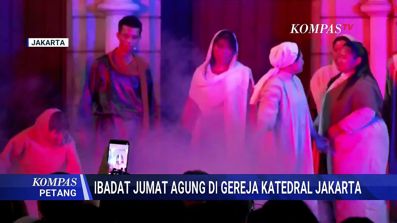 Khidmat! Suasana Ibadat Jumat Agung Disertai Prosesi Jalan Salib di Gereja Katedral Jakarta