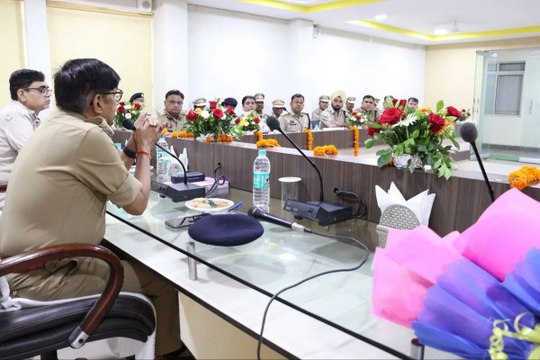 Chhattisgarh DGP: Video: डीजीपी बोले- अब छत्तीसगढ़ में नक्सलियों का समूह सक्रिय नहीं, गांवों में छिपे हैं इक्का-दुक्का