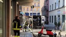 Arezzo, ambulanza distrutta dalle fiamme. L'intervento dei vigili del fuoco