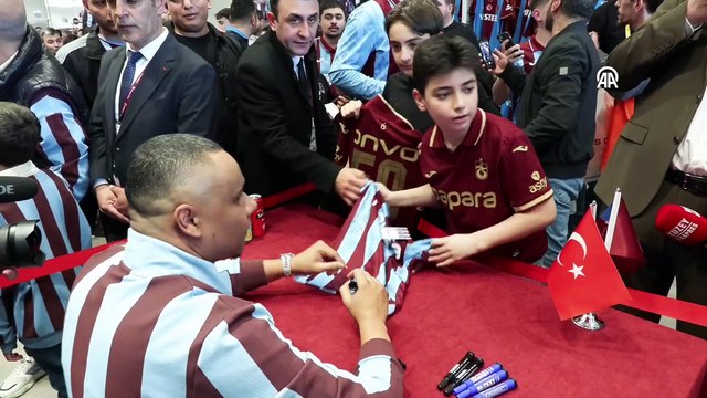Trabzonspor'un eski futbolcusu Jaja, bordo-mavili taraftarlarla buluştu | Ajansspor | AA