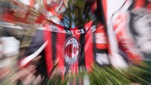 Milanello, il corteo tutto rossonero occupa l'intero viale di accesso