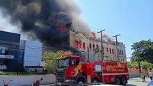 Fogo consome o prédio do Instituto de Educação de Paranaguá