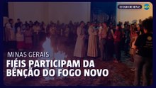 Fiéis participam da bênção do fogo novo e procissão da luz