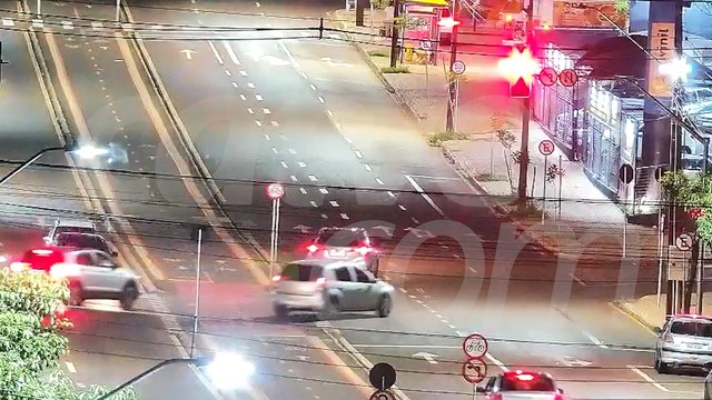 Câmera flagra batida na Avenida Carlos Gomes em Cascavel