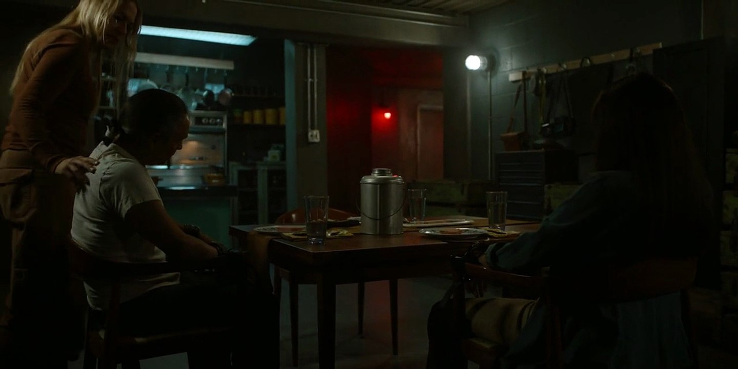 Dark.Winds.S04E08.Ni.Hodisxos.The.Glittering.World.