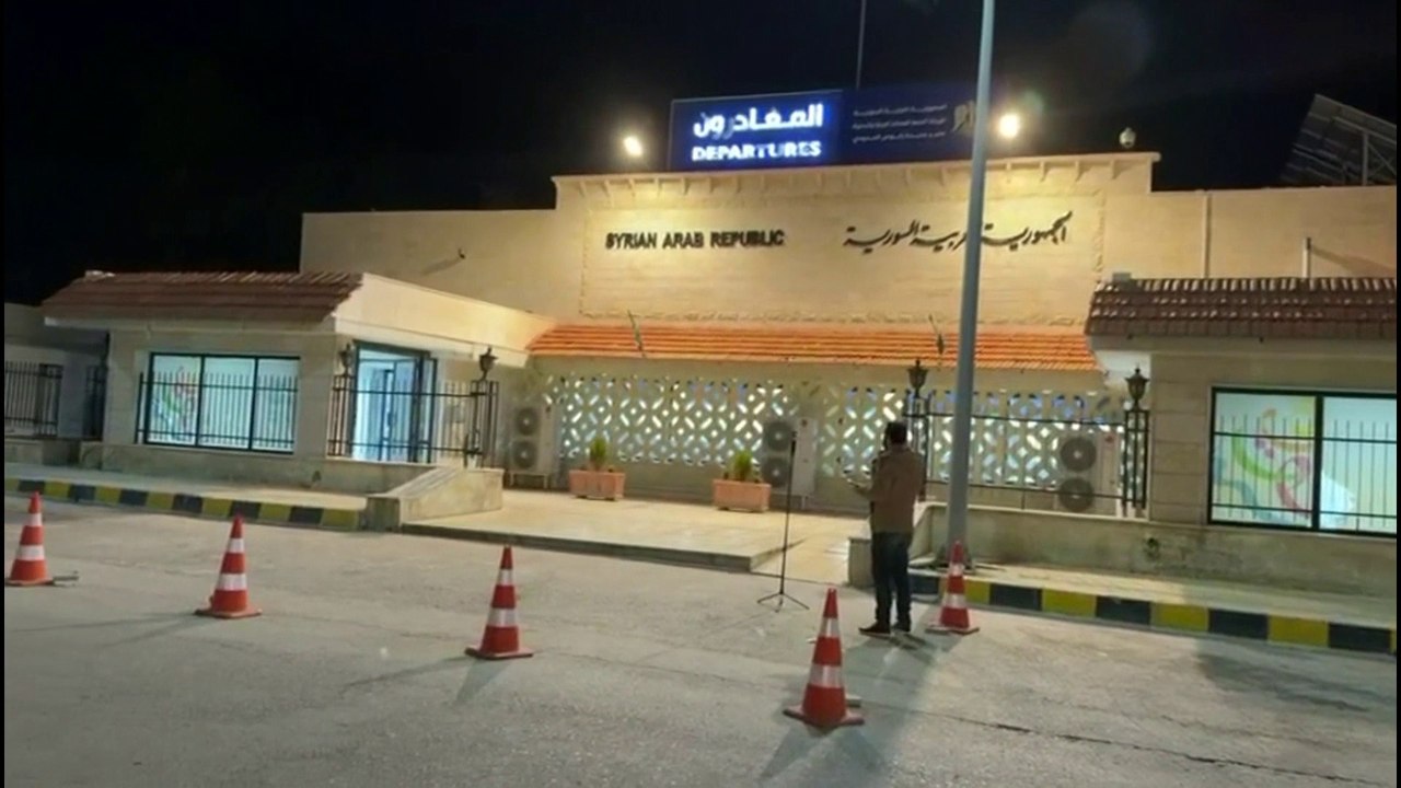 كاميرا العربية ترصد إخلاء السلطات السورية معبر جديدة يابوس الحدودي بين سوريا ولبنان