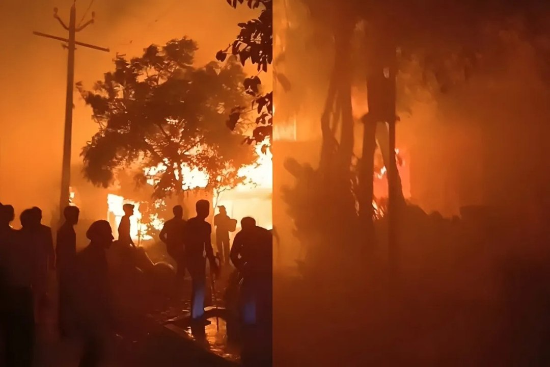 आकाशीय बिजली का कहर: सीतापुर के चलाकापुर गांव में भीषण आग, दो महिलाओं समेत मासूम की दर्दनाक मौत