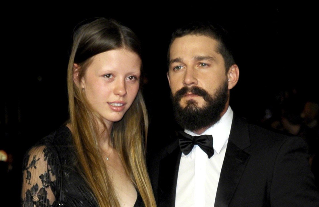 Mia goth konzentriert sich nach shia labeoufs festnahme auf tochter und karriere