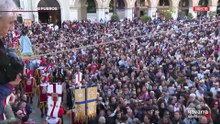 Una abarrotada Plaza de los Fueros recibe a la Virgen