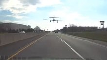 Atterraggio d’emergenza su un’autostrada: illeso il pilota. Il video
