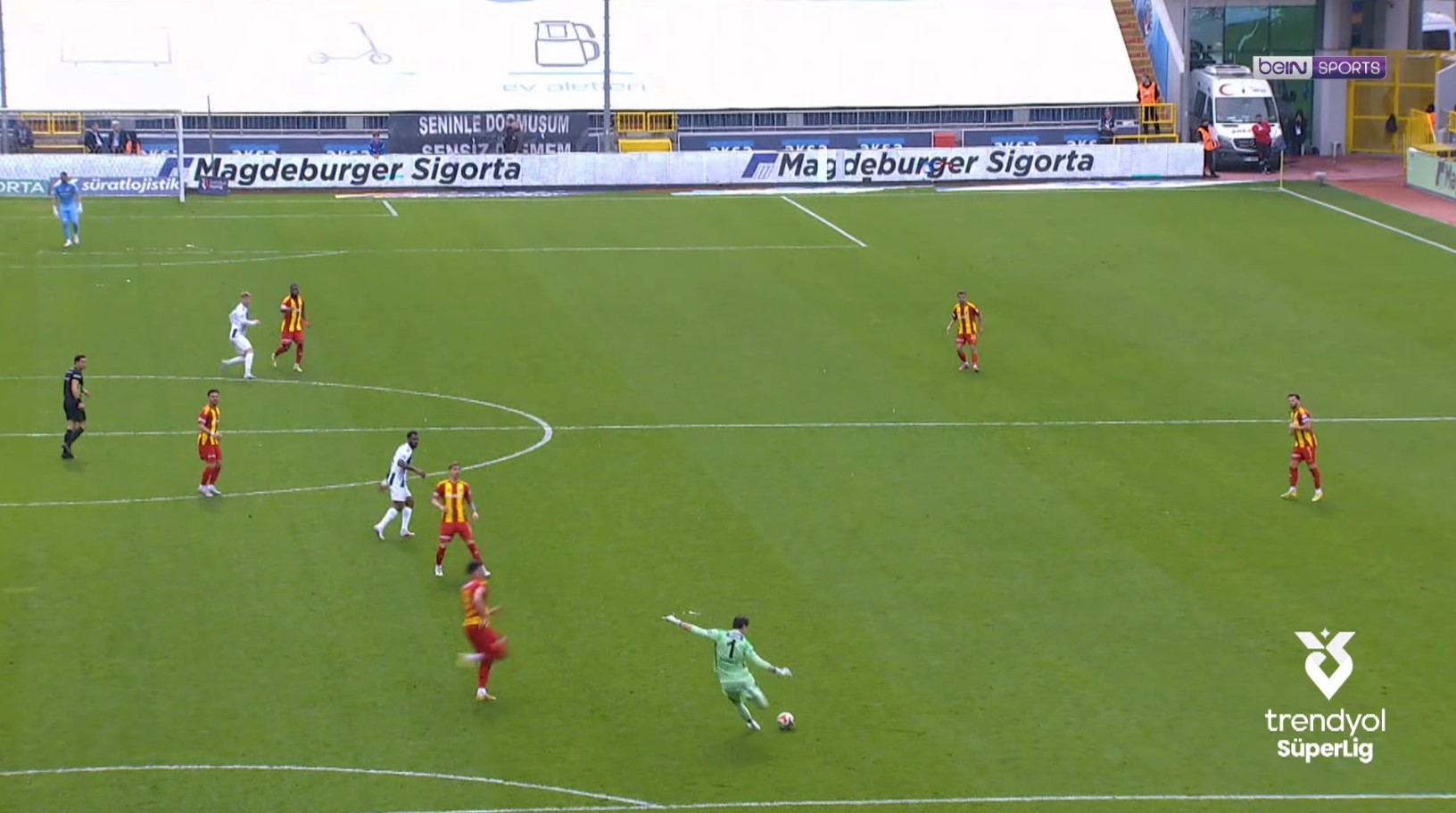 Süper Lig : Le but invraisemblable de 80 mètres du gardien de Kasimpasa !