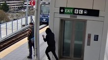 Seattle, tenta di spingere un uomo sotto il treno: arrestato per tentato omicidio