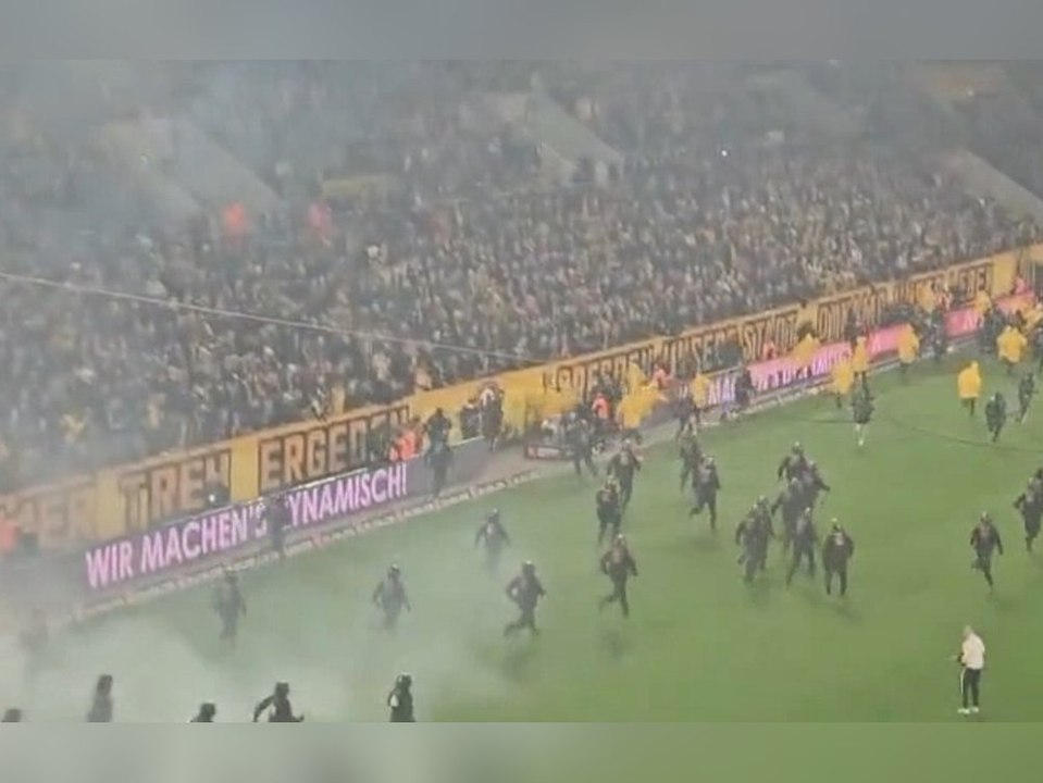 Eskalation in Dresden: Fans liefern sich Pyro-Schlacht auf dem Rasen