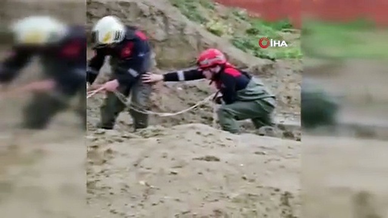 İzmir’de çamura saplanan çocukları itfaiye kurtardı