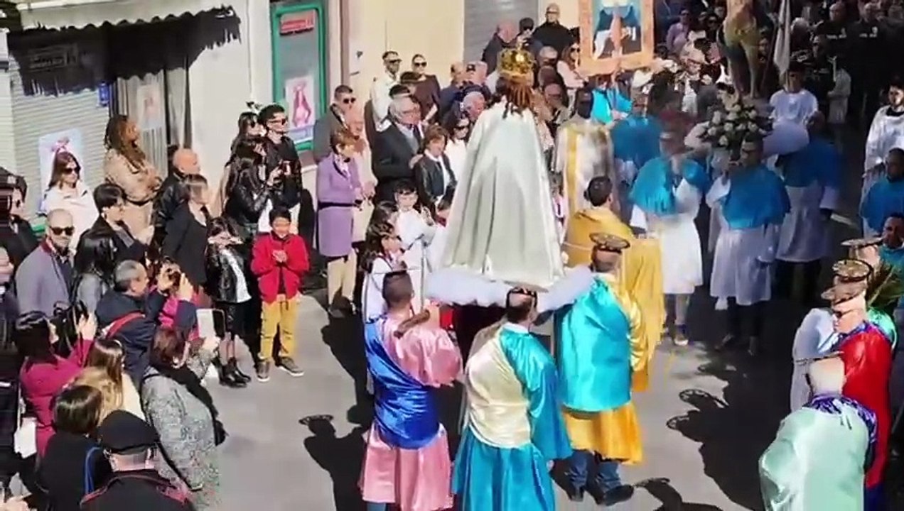 Nulvi, folla e devozione per la processione di Pasqua: emozione in piazza per l?incontro tra le statue