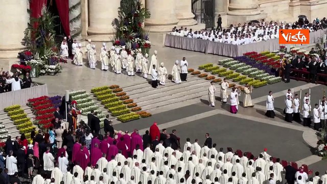 Papa Leone XIV esce sul sagrato di Basilica S. Pietro per celebrare la sua prima messa di Pasqua