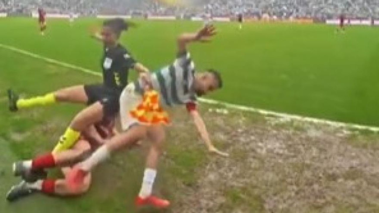 Che scena! La guardalinee viene atterrata, la reazione del giocatore lascia tutti perplessi