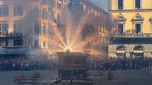 Il volo perfetto della colombina e lo scoppio del carro a Firenze: il video
