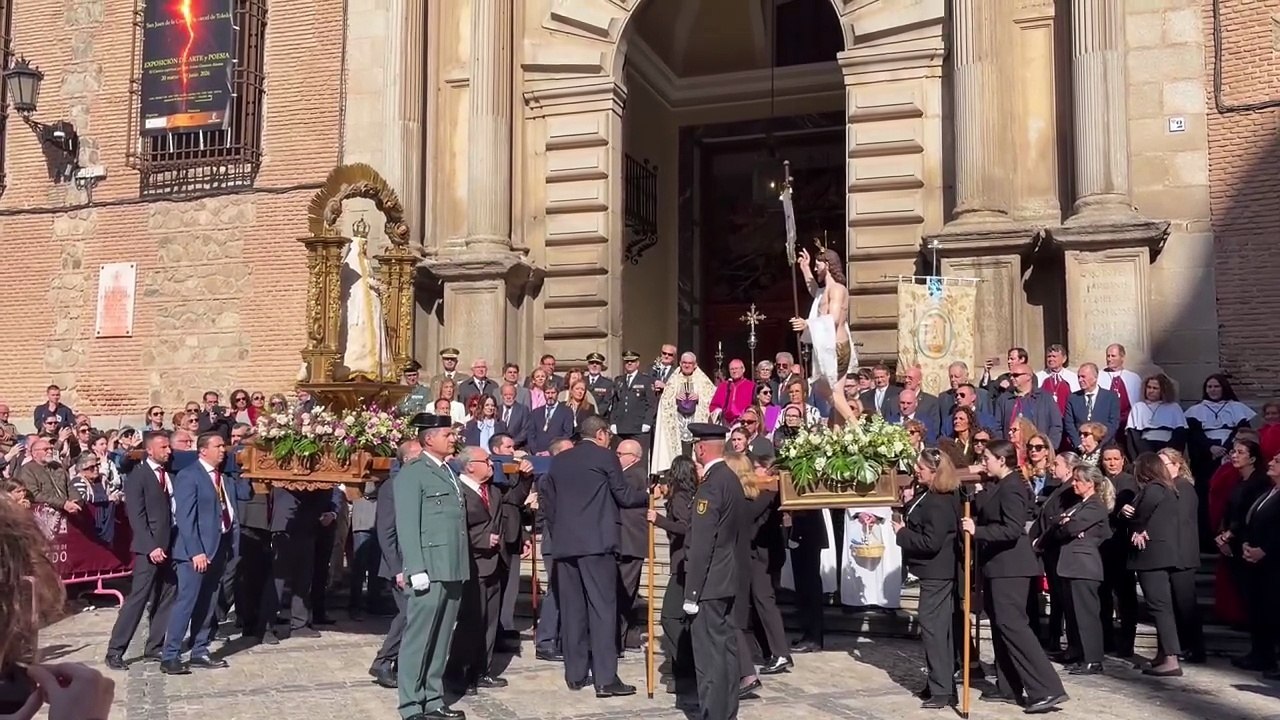 Encuentro entre el Resucitado y la Virgen de la Alegría en la Plaza del Ayuntamiento