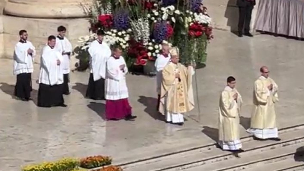 Papa Leone XIV sul sagrato di Basilica S. Pietro: celebra la sua prima Messa di Pasqua