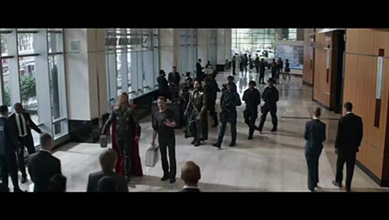 agent-hand-over-the-case-stark