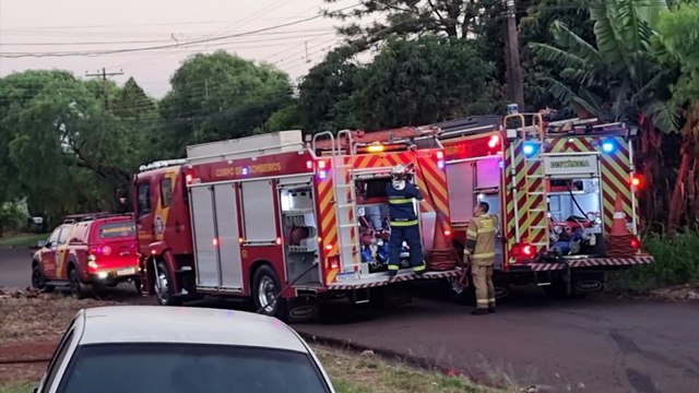 Bombeiros voltam a combater incêndio em barracão no Santos Dumont