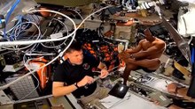 ¿Cómo se duchan en el espacio? Un astronauta de Artemis 2 nos lo enseña