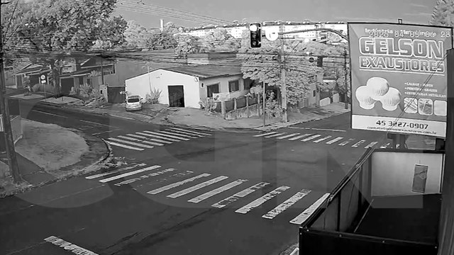 Câmera registra colisão violenta que deixou motociclista ferido no Periolo