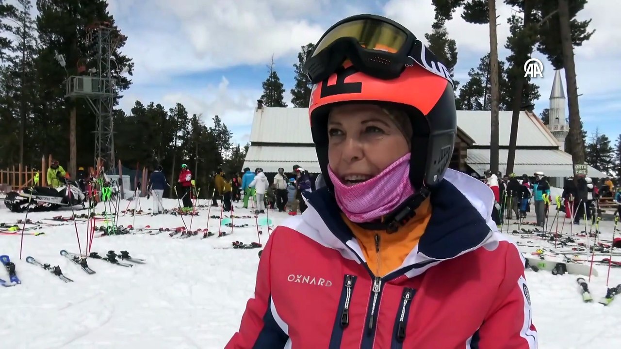 Sarıkamış'ta kayak mevsimi bitmiyor: 1 metreyi aşan karda kayak keyfi