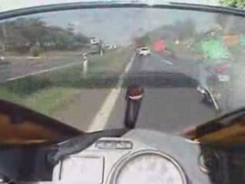 Triumph_Daytona_955i_vs_Radares_a_261_kmh_!!!