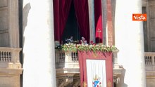 Leone XIV benedice i fedeli dal balcone di San Pietro e rientra in basilica dopo l'Urbi et Orbi