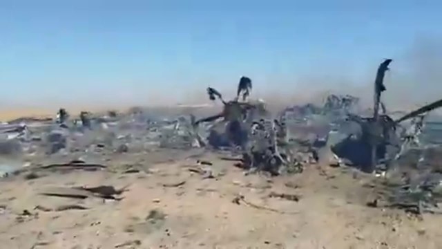 I resti degli aerei Usa distrutti in Iran durante l'operazione di salvataggio del pilota