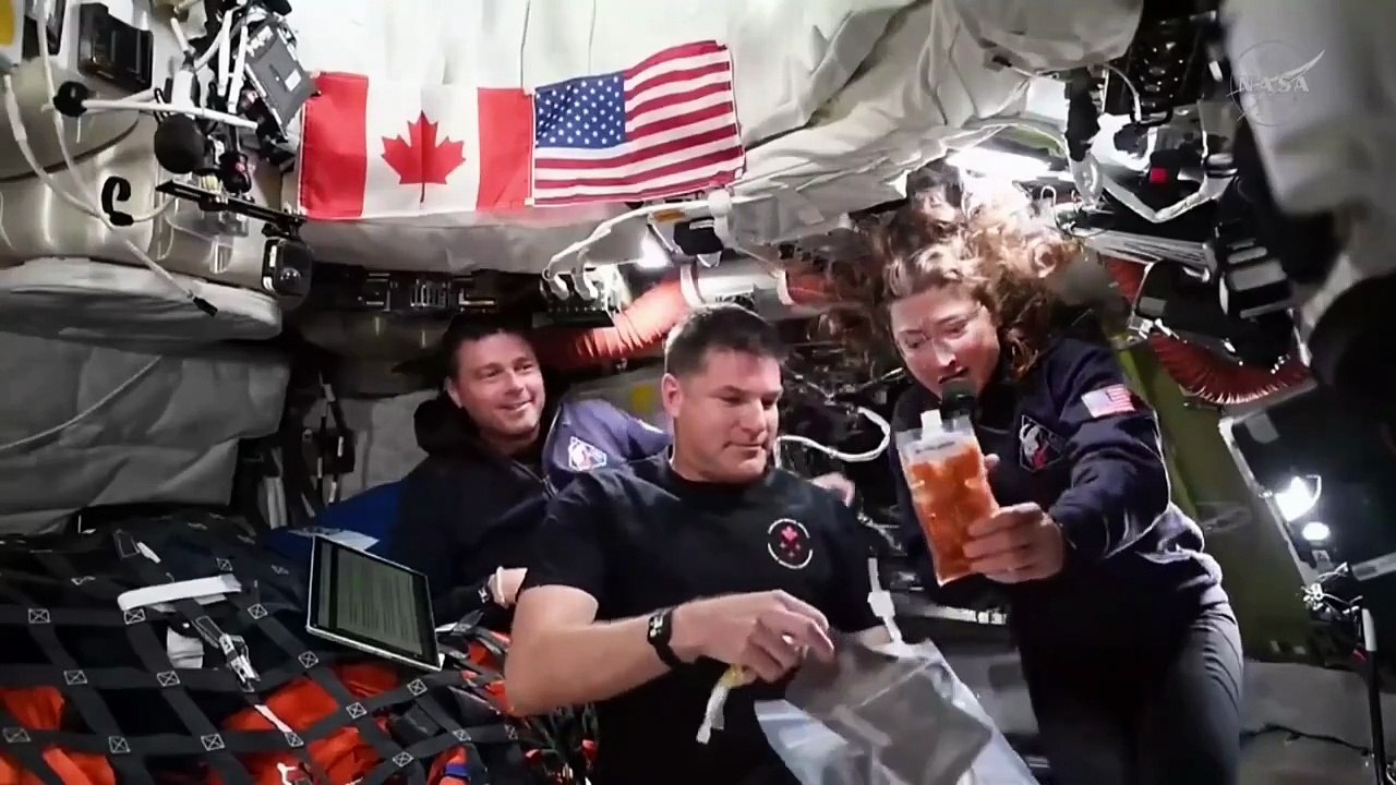 Tripulantes del Artemis muestran que se puede comer macarrones con queso en el espacio