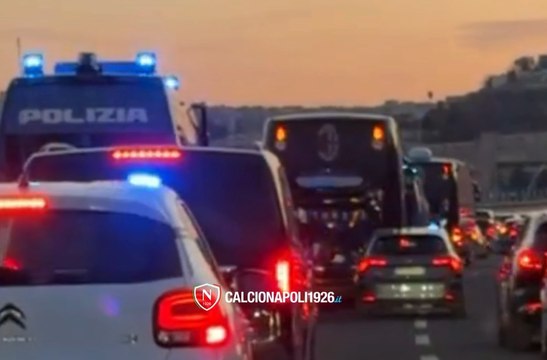 Il Milan è arrivato a Napoli: il pullman rossonero scortato per le vie della città