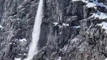 Montagna, il caldo fa nascere cascate «spontanee» tra le rocce delle Dolomiti