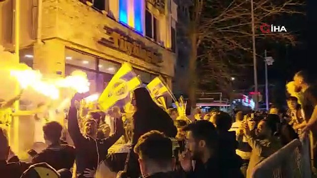 Fenerbahçeli taraftarlar, stat çevresinde derbi galibiyetini kutladı | Ajansspor | IHA