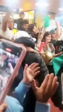 Los campeones del Mundialito Sub 13 llegaron a Salta y así los recibieron sus padres en el aeropuerto