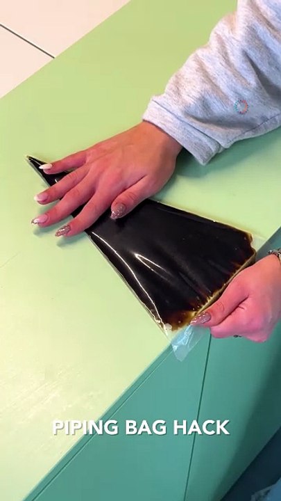 Quick and easy piping chocolate technique👌