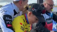 El taxi de Pogacar, la otra imagen viral de una jornada inolvidable