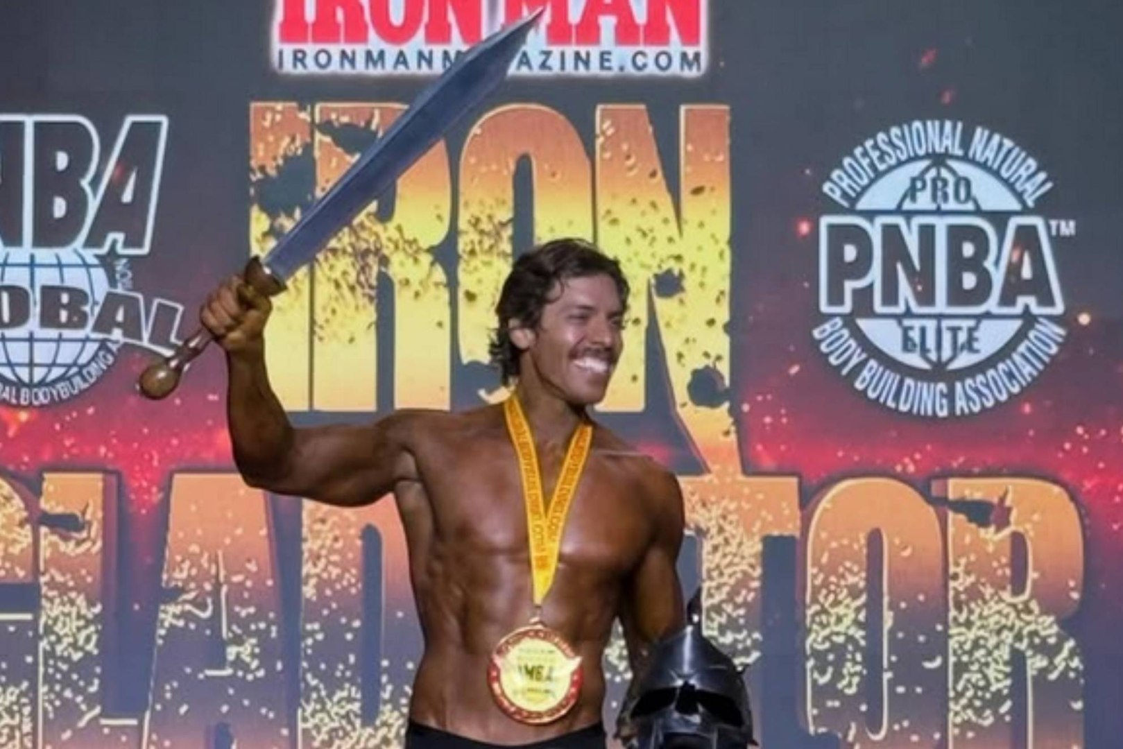 El hijo ilegítimo de Schwarzenegger blande la espada del nuevo Conan del culturismo