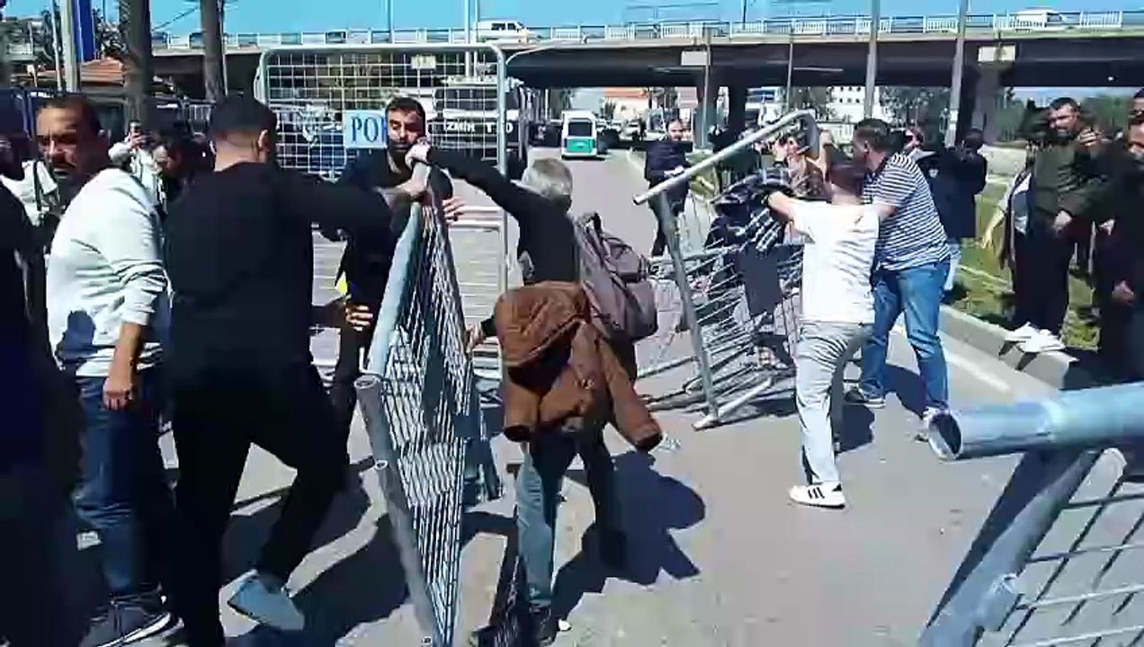 Meslek Fabrikası önünde gerilim yükseliyor: Polis barikatı yıkıldı, biber gazlı müdahale
