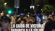 Victoria Federica se cae a la salida de La Maestranza y Froilán no tarda en socorrerla