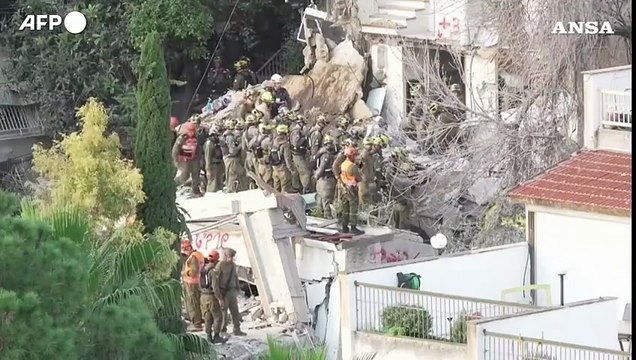 Israele, soccorritori cercano dispersi dopo il crollo di un edificio colpito da missili iraniani