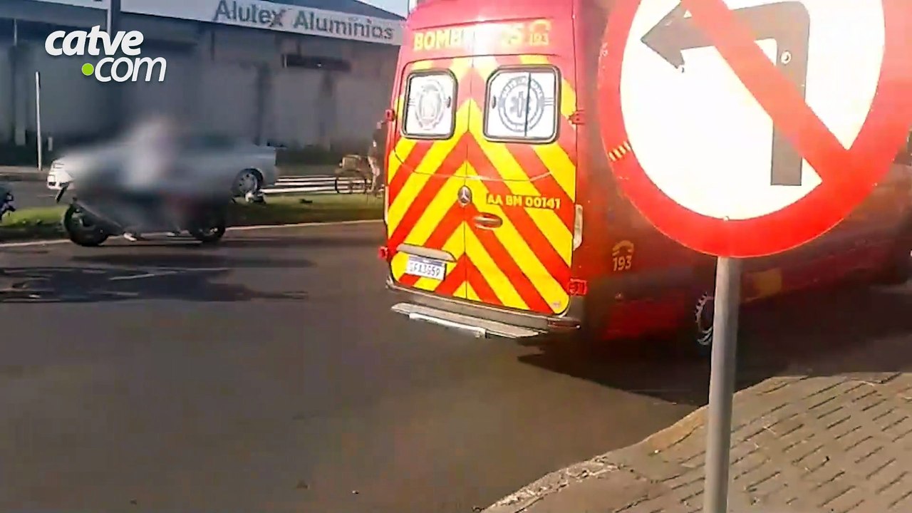 Batida entre motos deixa mulher ferida na Avenida Rocha Pombo