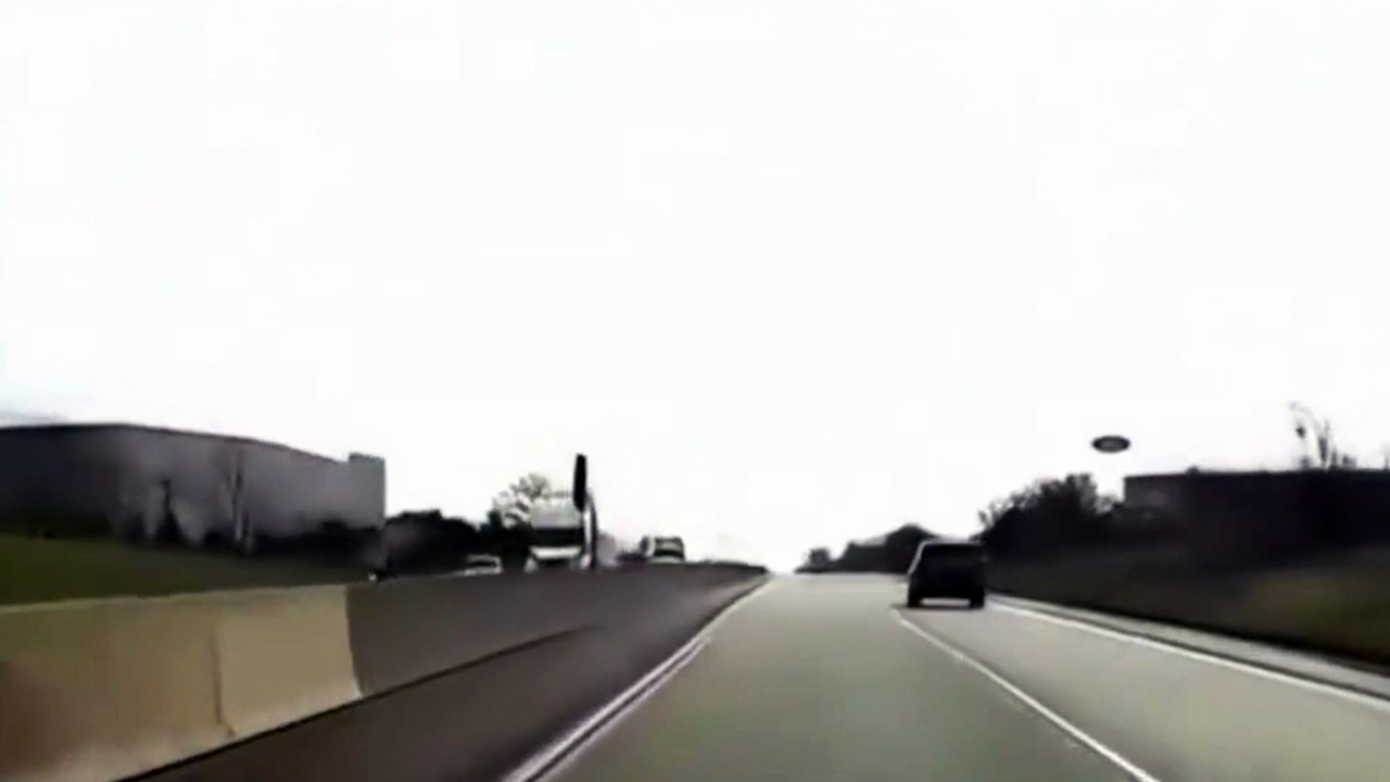 Vídeo mostra momento em que avião faz pouso forçado em avenida movimentada