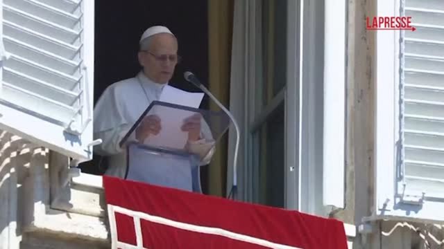 Papa Leone XIV ricorda Francesco al Regina Coeli, applausi in Piazza San Pietro